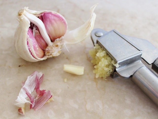 Whole bulbs of fresh garlic and separated cloves ready for proper kitchen storage.