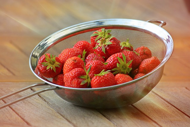 Fresh strawberries stored in a paper-towel-lined airtight container in the fridge after the vinegar wash method